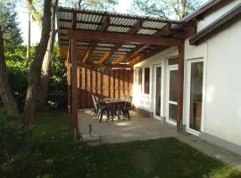 Moderner Bungalow im Ferienpark mit Seezugang