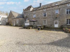 Charming Farmhouse in Ouffet for 7, Hotel in Ouffet