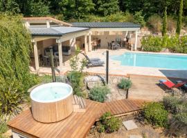 French Villa with Pool & Games Room, Hotel in Damiatte