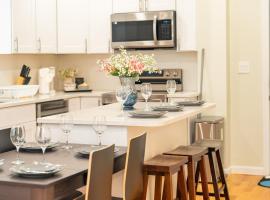 53 Cozy and Stylish 3BR Apt with Parking minutes Boston, Hotel in Everett