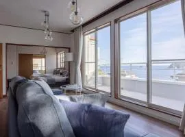 Hilltop Villa Retreat with Views of Ito Orange Beach & Private In-Home Onsen and Free 2-Car Parking, Huno's Hale at Ito
