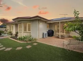Incredible Location - Steps to Torquays Cafes and Beaches - Pet Friendly