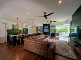 Lagoon Front Luxury Home, hotel din Trinity Beach