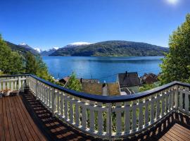 Faleide Panorama Private Fjord View Cabin with Large Terrace, hotel en Stryn