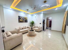 Opal Crown Homes Luxury 3BHK Apartment Near Hawa Mahal Jaipur, Hotel in Jaipur