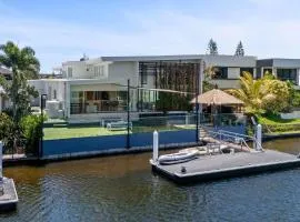 Pet Friendly Canalhouse - Pontoon, Pool & Pizza Nights