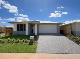 Solara Retreat - Modern 4BR Home with Backyard