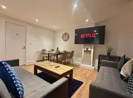 Modern 3BR CityApt - Parking - 65Inch 4KTV - Sleeps 8