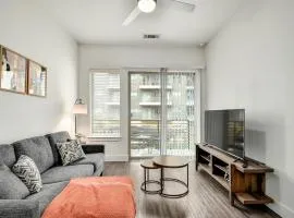 1BR Pool View, Walk to River Walk, Free Parking