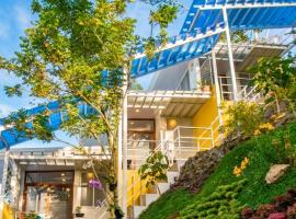 Villa de Maria Suites, hotel sa Binungan