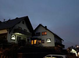 1927Apartments mit Blick auf die Nürburgring Nordschleife und fußläufig zum GP-Fahrerlage, hotel em Nürburg