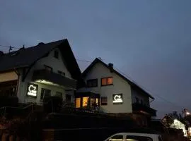 1927Apartments mit Blick auf die Nürburgring Nordschleife und fußläufig zum GP-Fahrerlage