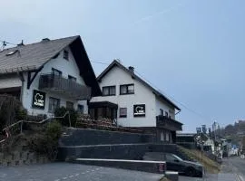 1927Rooms mit Blick auf die Nürburgring Nordschleife und fußläufig zum GP-Fahrerlager