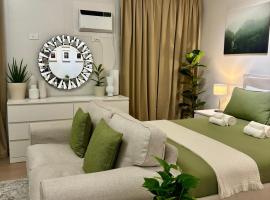 Stylish City Condo near SM City Sta Rosa, hotel sa Ibaba