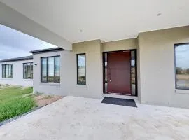 Spacious Luxury Home 8BR Estate Private 16 people