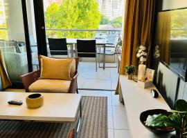 Cozy Condo with Balcony, Pool, Gym & Mountain Views, hotel i Cape Town
