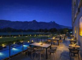 Avisa Hotel & Resort Abu Road - Luxury Pool & Mountain View, Hotel in Ābu Road