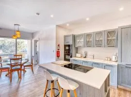 Qala Tranquil Escape - Stylish with Terrace & AC