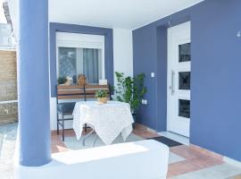 Eva's house with 2 bedrooms and private courtyard, hotel u gradu Yiánnouli
