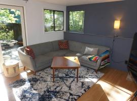 Serene home with hot tub, deck, fireplace, hotell sihtkohas Eugene