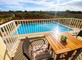 Cliff's Edge Luxury Apartment With Large Pool & Stunning Views, viešbutis mieste Sannat