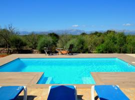 Finca en plena naturaleza con piscina, hotell i Llubí