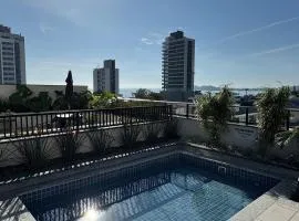 Apartamento em cond. Completo e com vista mar