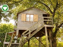Maisonnette perchée au cœur de la nature, hotelli kohteessa Allonnes