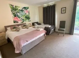 Large 4 bedroomed house, Wi-fi & Parking