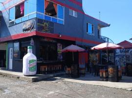 Aparta Hotel Pablo's, hotel u gradu Tumako