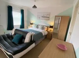 4 big bedrooms, 5 beds, Wi-Fi, 5 TV's, Car Parking