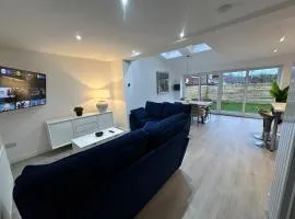 6 Bedroom House with Parking and Garden in Solihull