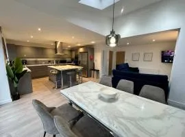 6 Bedroom House with Parking and Garden in Solihull