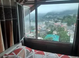 Rahul Residency Homestay- Couple & Family friendly- 'prime location- Easy access to Mall Rd- WiFi- Smart TV - Kitchen- City view