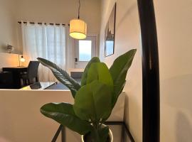 Spacious Family Suite with private Kitchenette and Laundry, hotel en Halifax