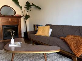 Cozy Family Home by Ottawa River Pathway with bikes!, Hotel in Ottawa