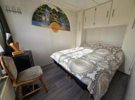 Chalet bij Opa en Oma, huiselijke gezelligheid in bosrijke omgeving!, hotel a Anloo
