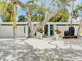Siesta Key Beach - Sauna - Heated Saltwater Pool - Family & Pet Friendly - Fenced in Back Yard - Beach Gear & Beach Bikes Included -Zachs Private Beach House, ξενοδοχείο σε Siesta Key