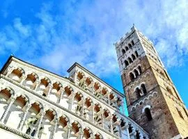 Nel cuore del centro storico di Lucca a ridosso della Cattedrale di San Martino appartamento con accesso autonomo e giardino esclusivo