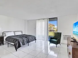 Cozy Miami Gardens Studio King Bed & Tub - 208