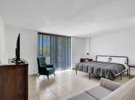 Modern Miami Studio w King & Tub - 205