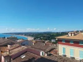 BILOCALE IN PIAZZA A NUMANA VISTA MARE BELLISSIMA - cod 485