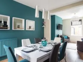 3-Bed Home Sleeps 6 2 Bathrooms
