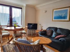 Sunny south facing Riverside home, Hotel in Ayr