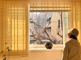 감나무 뷰 독채 숙소, 지하철역 도보3분,경복궁 5정거장, 공항버스 정류장 도보6분