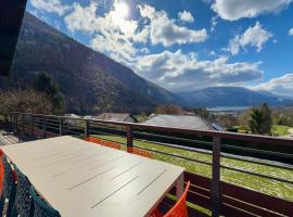 Comfortable Chalet - View of Lake Aiguebelette, hotel a Nances