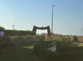 شاليه بجنينه علي البحر في المعموره الشاطئ
