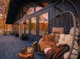 Modern Poconos Retreat Heated Gazebo & Work-Space, hotel di Long Pond