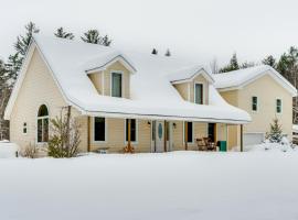 Explore the White Mountains! Spacious Rural Home, Hotel in Thornton