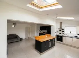 Contemporary Private Home Near Nottingham with Free Parking and Garden